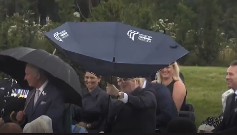 Protokoldeki kadınlar kıkır kıkır güldü. Boris Johnson şemsiye açarken 'Sakar Şakir' durumuna düştü