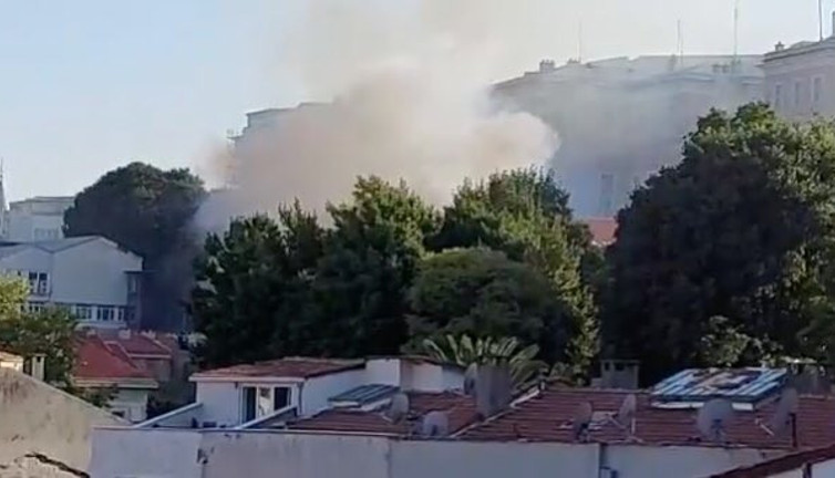 Beyoğlu'nda lisenin çatısında yangın