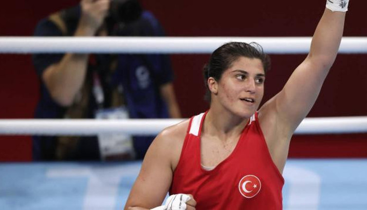 Kadın boksunda ilk: Busenaz Sürmeneli madalyayı garantiledi