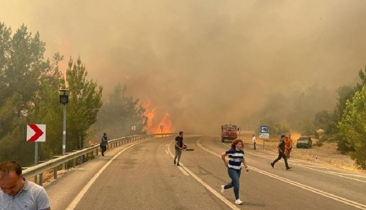 Gündoğmuş'taki orman yangınında bir mahalle tahliye edildi