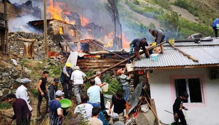 Artvin'de de yangın başladı: 10'a yakın ahşap ev yandı