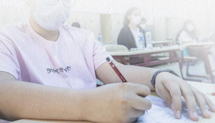 Kılık değiştirerek kız arkadaşının yerine sınava girdi