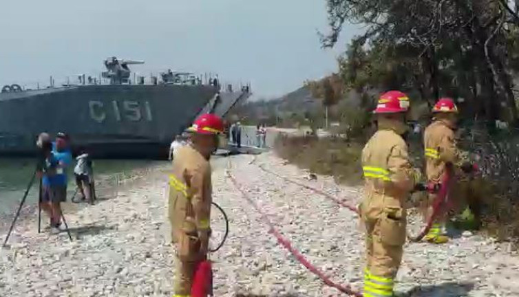 Çıkarma gemisi Muğla’daki yangına böyle müdahale etti