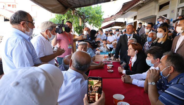 Meral Akşener Kastamonu'da vatandaşa bir sordu bin ah işitti