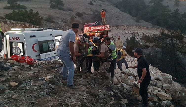 Muğla'daki orman yangınında yanan ağaç devrildi, 2 kişi yaralandı