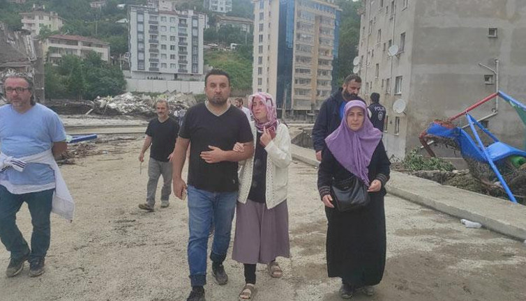Bozkurt'a tatil için gelen ikizler binanın çökmesiyle sel sularında kayboldu