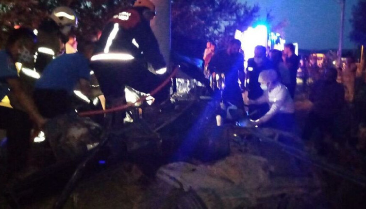 Direğe çarpan otomobil ikiye bölündü