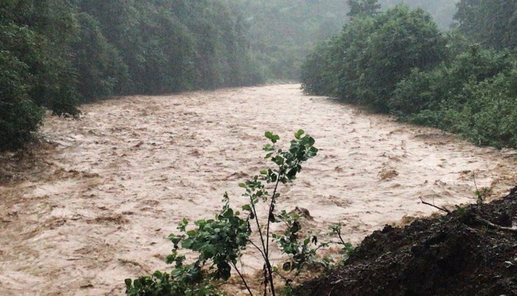 Rize'nin Çayeli ilçesinde Ağaran Şelalesi taştı