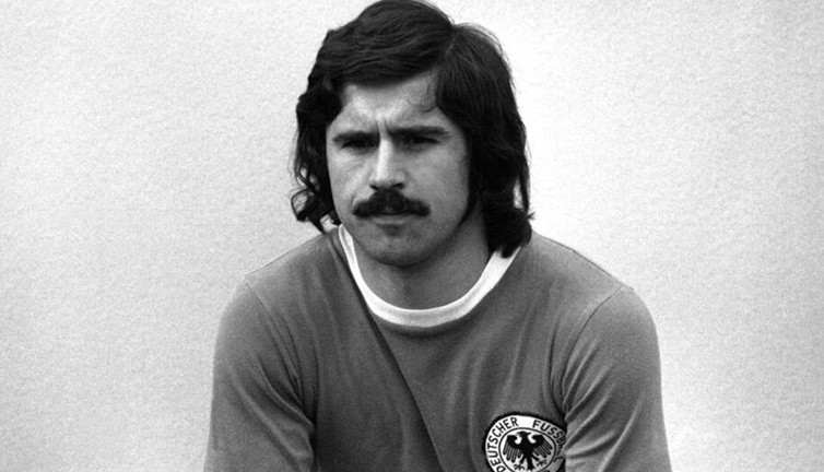 Almanların efsane futbolcusu hayatını kaybetti