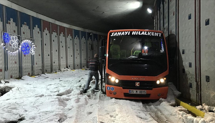 Erzurum'da şiddetli dolu: Yollar beyaza büründü, taşkınlar yaşandı