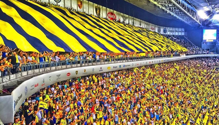 Fenerbahçe tribünlerinden ''Ülkede mülteci istemiyoruz” sloganları atıldı