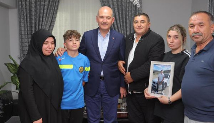 Bakan Soylu Emirhan Yalçın'ın ailesini ziyaret etti