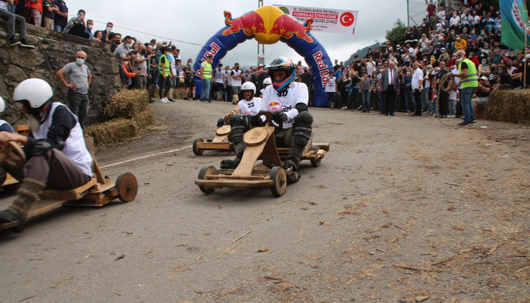 Formulaz tahta araba yarışları renkli görüntülere sahne oldu