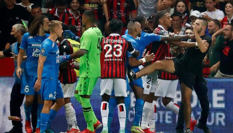 Nice-Marsilya maçında taraftarlar sahaya indi