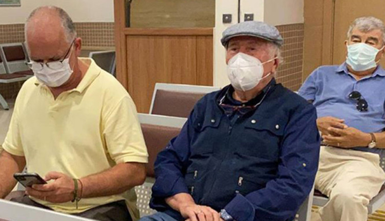 Yaşları 73 ve 69 arasında değişen emekli generaller tek kişilik koğuşta kalıyor