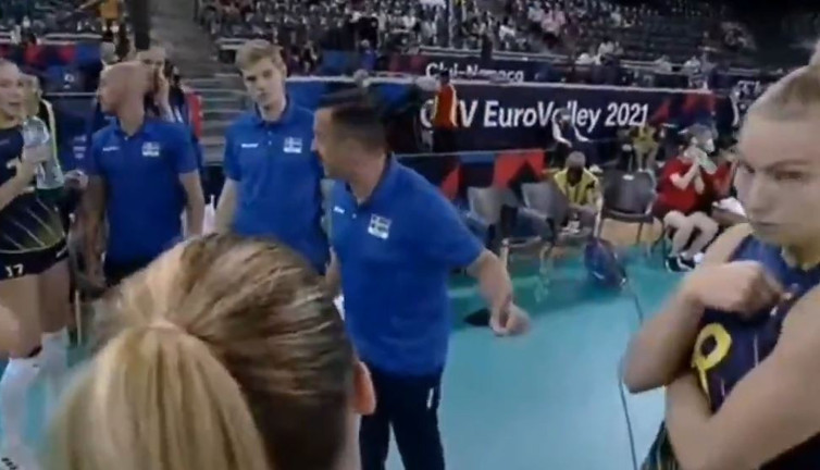 İsveç antrenörü kendi takımına taktik verirken Türk Milli Voleybolcu kızları övdü