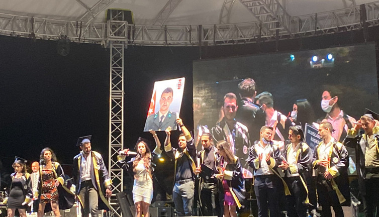 Kendi öğrencisi olan Şehit Teğmenin fotoğrafını törene almadılar