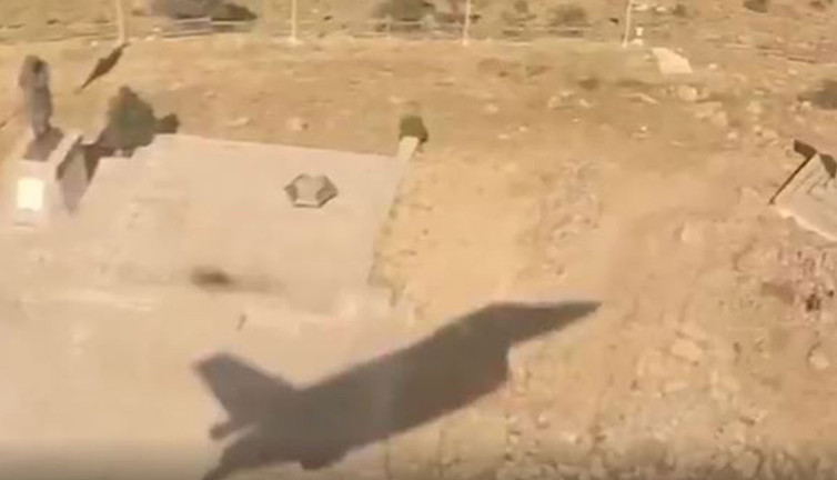F-16 gölgesi Kocatepe'nin tam üstünde 'On-time' olmuştu. Kaskında K. Atatürk yazıyordu