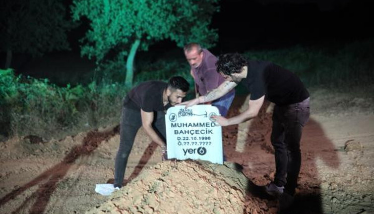 Sonunda bu da oldu, kefen giyip gömüldü. Saatlerce toprak altında kaldı