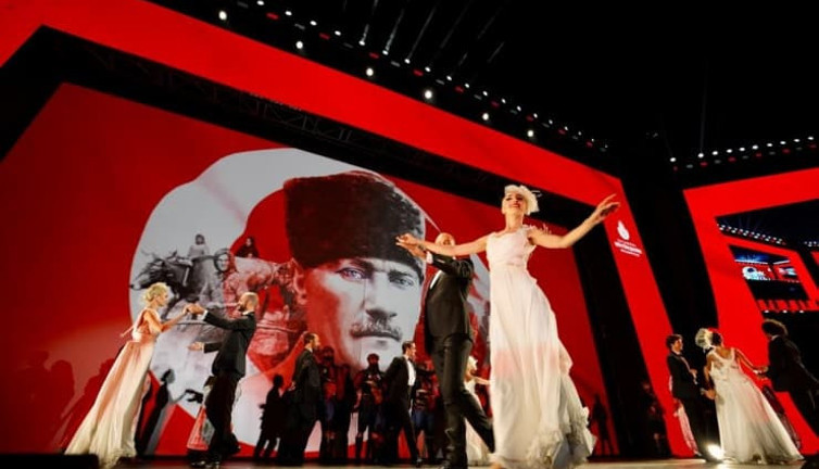 İBB personelinden Zafer Bayramı kutlamalarında vals gösterisi