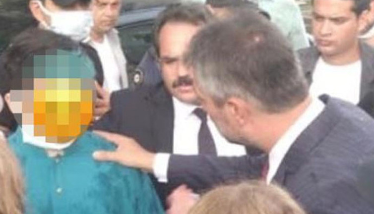 Milli Eğitim Müdürü saçı mavi diye öğrenciye şiir okutmadı. Atatürk’ün gözleri mavi diye mi böyle yaptı