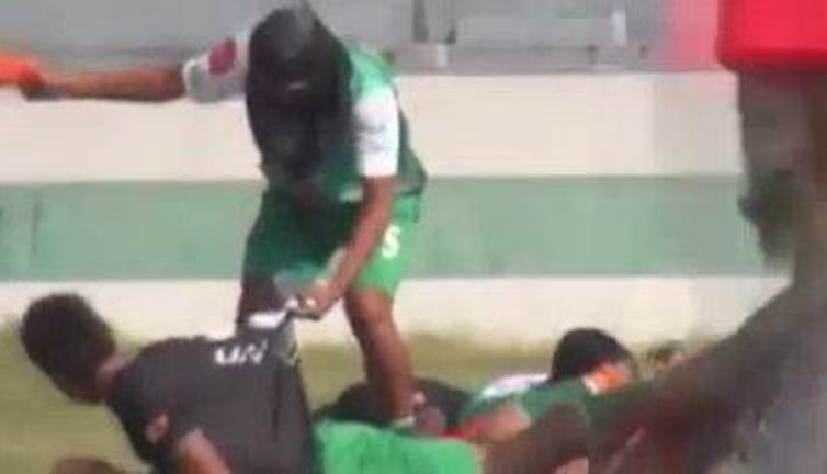 Bir anda bütün sahayı istila ettiler. Futbolcular ne olduğunu anlamadı