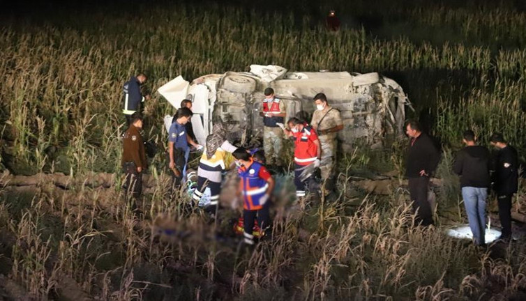 Kaçak göçmenleri taşıyan minibüs takla attı: 1 ölü, 5’i ağır 16 yaralı