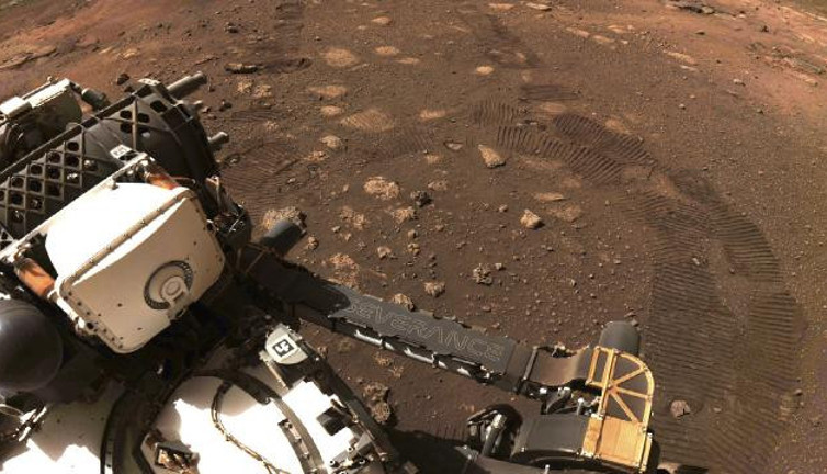 NASA'nın keşif aracı Mars’tan ilk kaya örneğini aldı