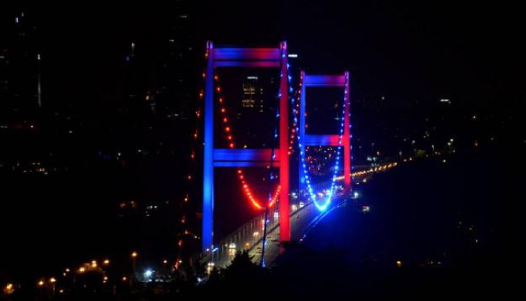 İstanbul'da köprüler DMD hastalığı için aydınlatıldı