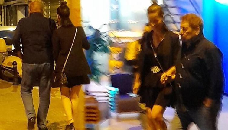 72 yaşındaki Erman Toroğlu sevgilisiyle görüntülendi