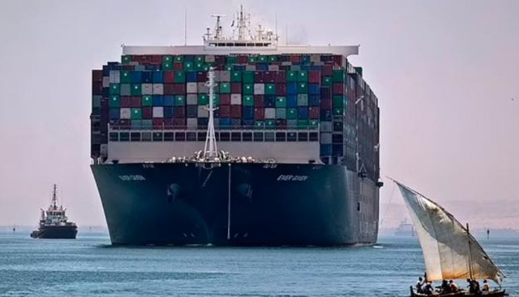 Bir gemi daha Süveyş kanalında karaya oturdu