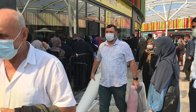 Ucuz halı akını. Uzun kuyruklar oluştu