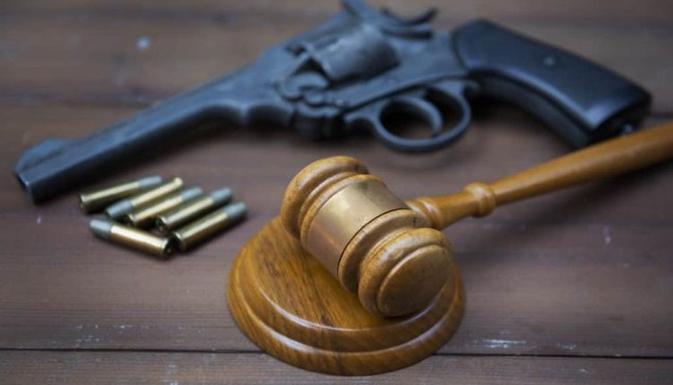 Kadına karşı şiddet uygulayanın ruhsatı askıya, silahı emanete alınacak