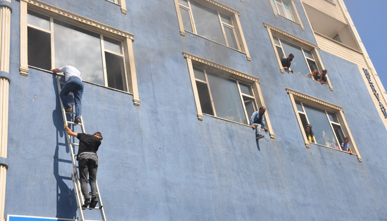 Muş’ta can pazarı. Pencerelerden sarkarak yardım istediler
