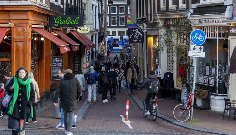 Hollanda'nın boyu kısalıyor