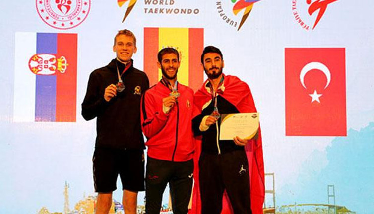 Genç tekvandoculardan 22 madalya