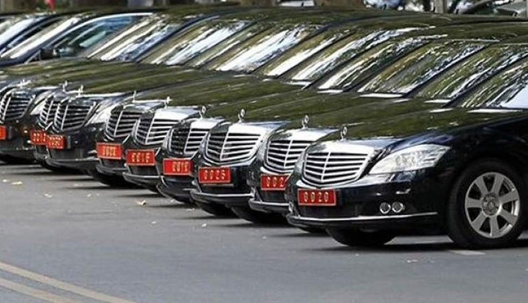 Kamu aracı bakan eşinin bir koli özel yumurtası için İzmir'e sefere yaptı