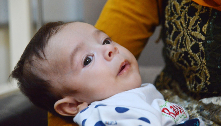 Kalbi dışarıda doğan Hüseyin yaşama tutundu