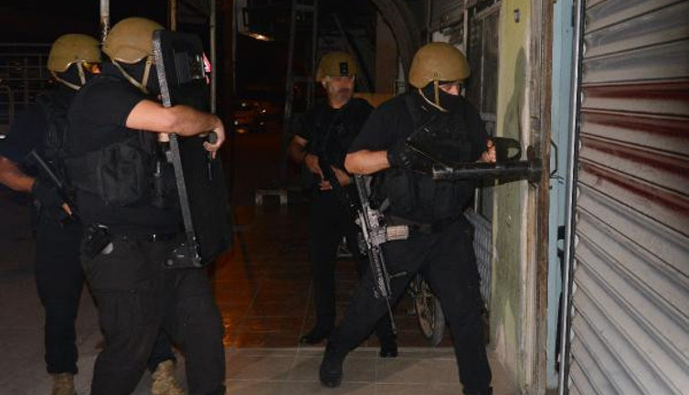 Polisten zulalı pantolon baskını