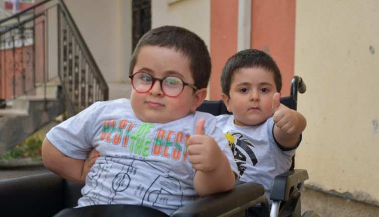 Cam kemik hastası ikizler için özel sandalye üretildi