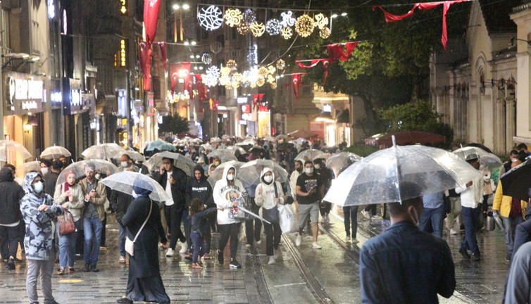 İstanbul’da beklenen sağanak yağış başladı