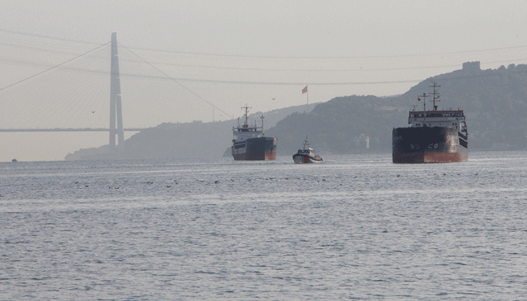 İstanbul Boğazı'nda iki gemi çarpıştı