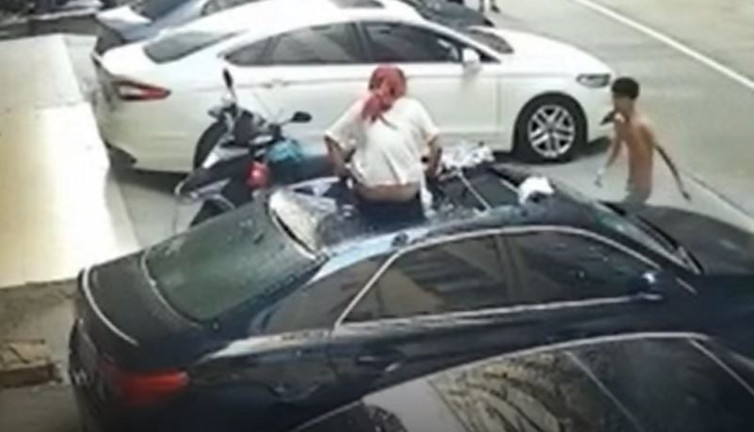 Kadın cinsel ilişki sırasında balkondan düştü