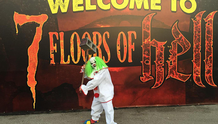 Korku evi çalışanı korkutamadığı çocuğu bıçakladı