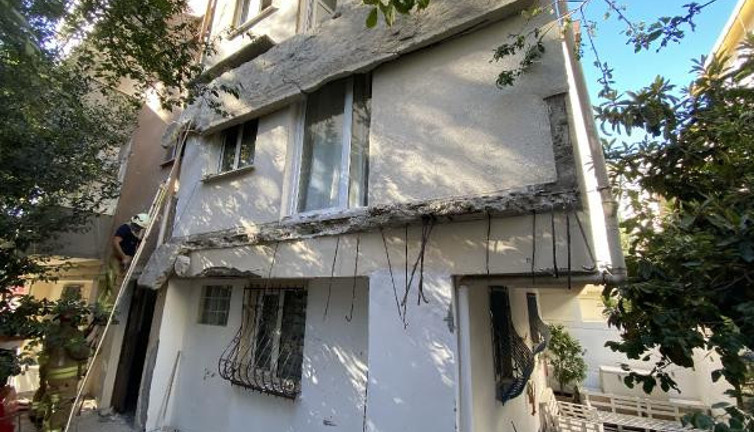 Kadıköy'de 2 balkon gürültüyle çöktü; mahalleli sokağa döküldü