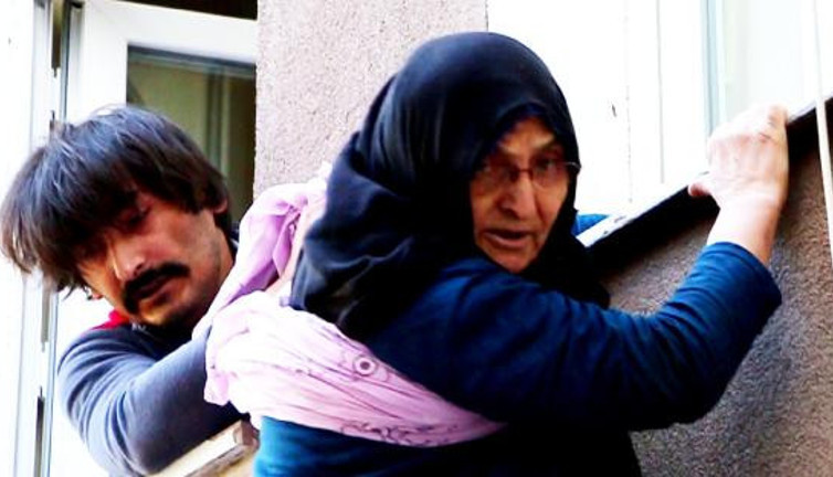 Beline sardığı çarşafla tuttu