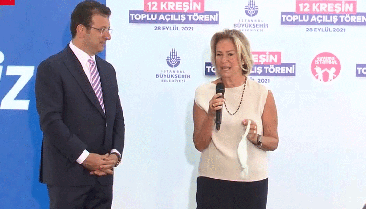 Alkışçı yağcıların yüzünden konuşmacının övgü lafları güme gitti