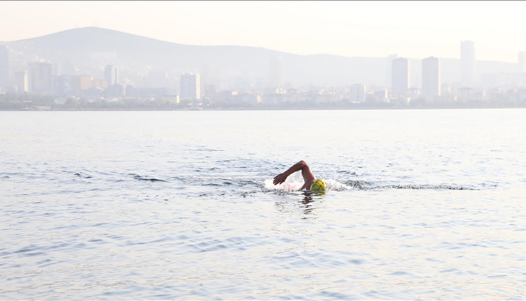 Deniz kirliliğine dikkati çekmek için Mersin'den KKTC'ye yüzüyor
