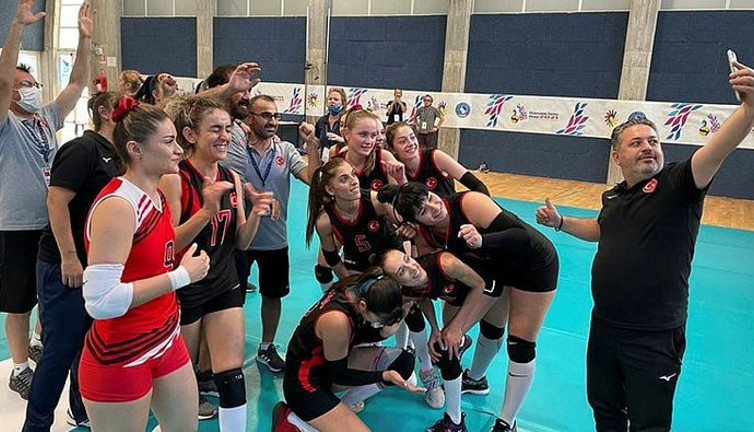 İşitme Engelliler Kadın Voleybol Milli Takımımız dünya şampiyonu. Göğsümüzü kabarttılar