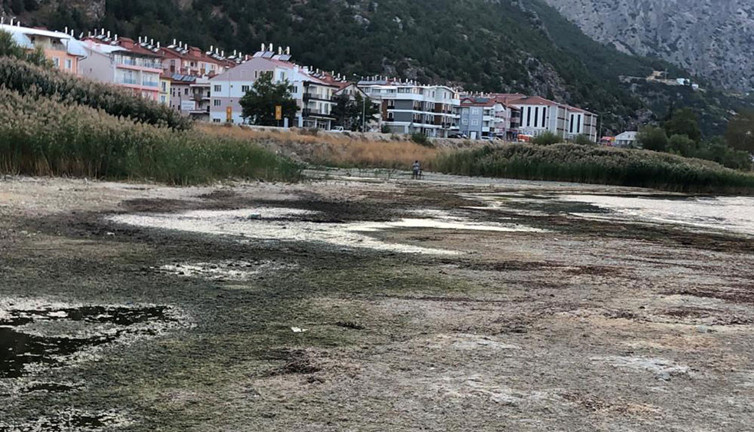 Kuruyan gölün yerine yapılaşma skandalı